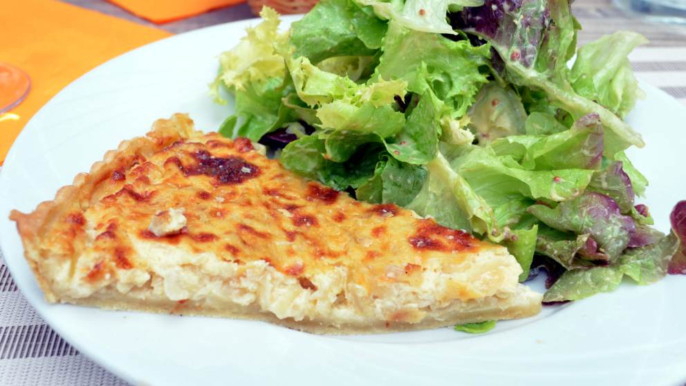Tarta de Cebolla con Ensalada