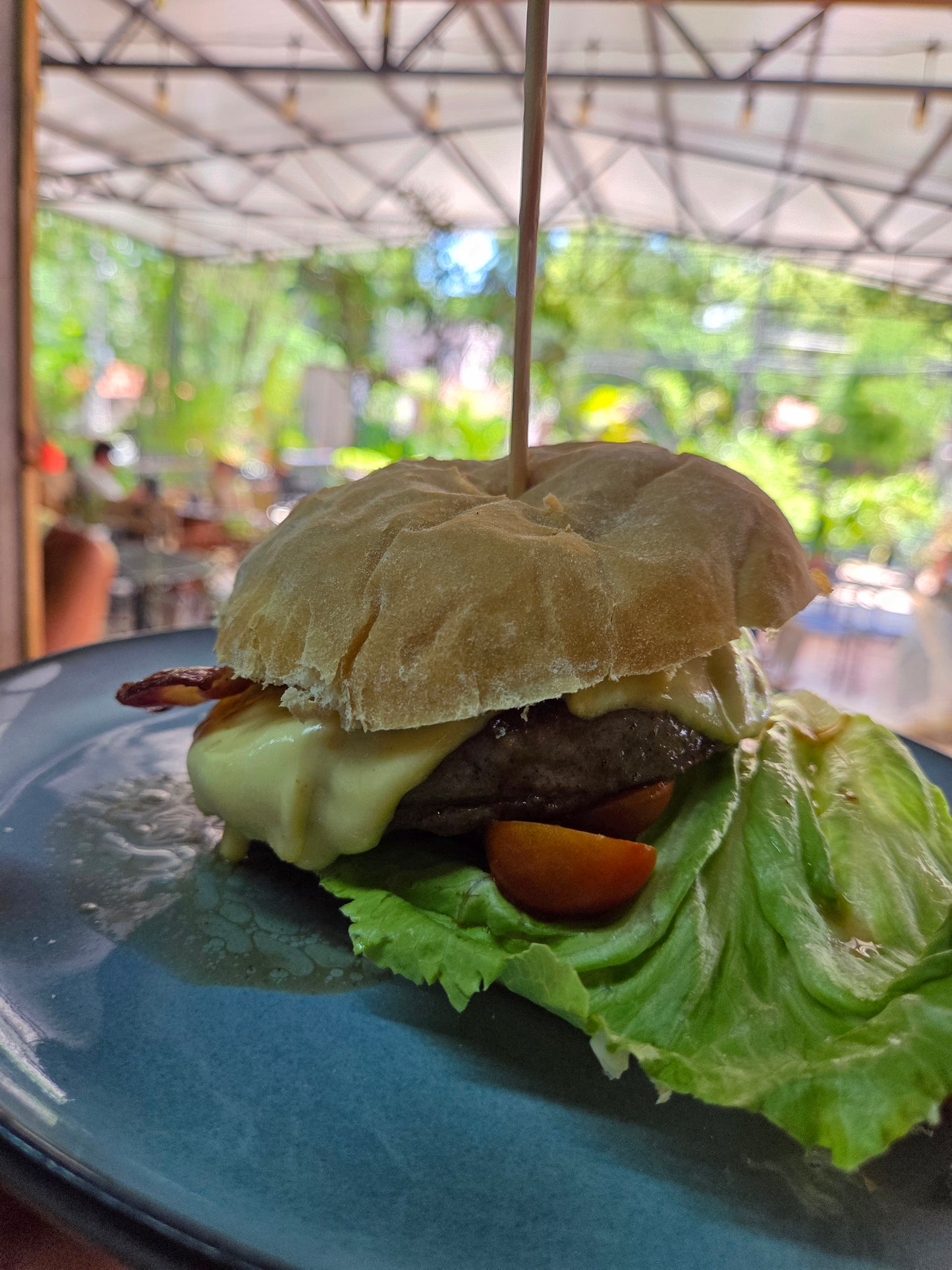Hamburguesa Brangus 200 gr con queso muzzarella, tocino, lechuga y tomates cherry