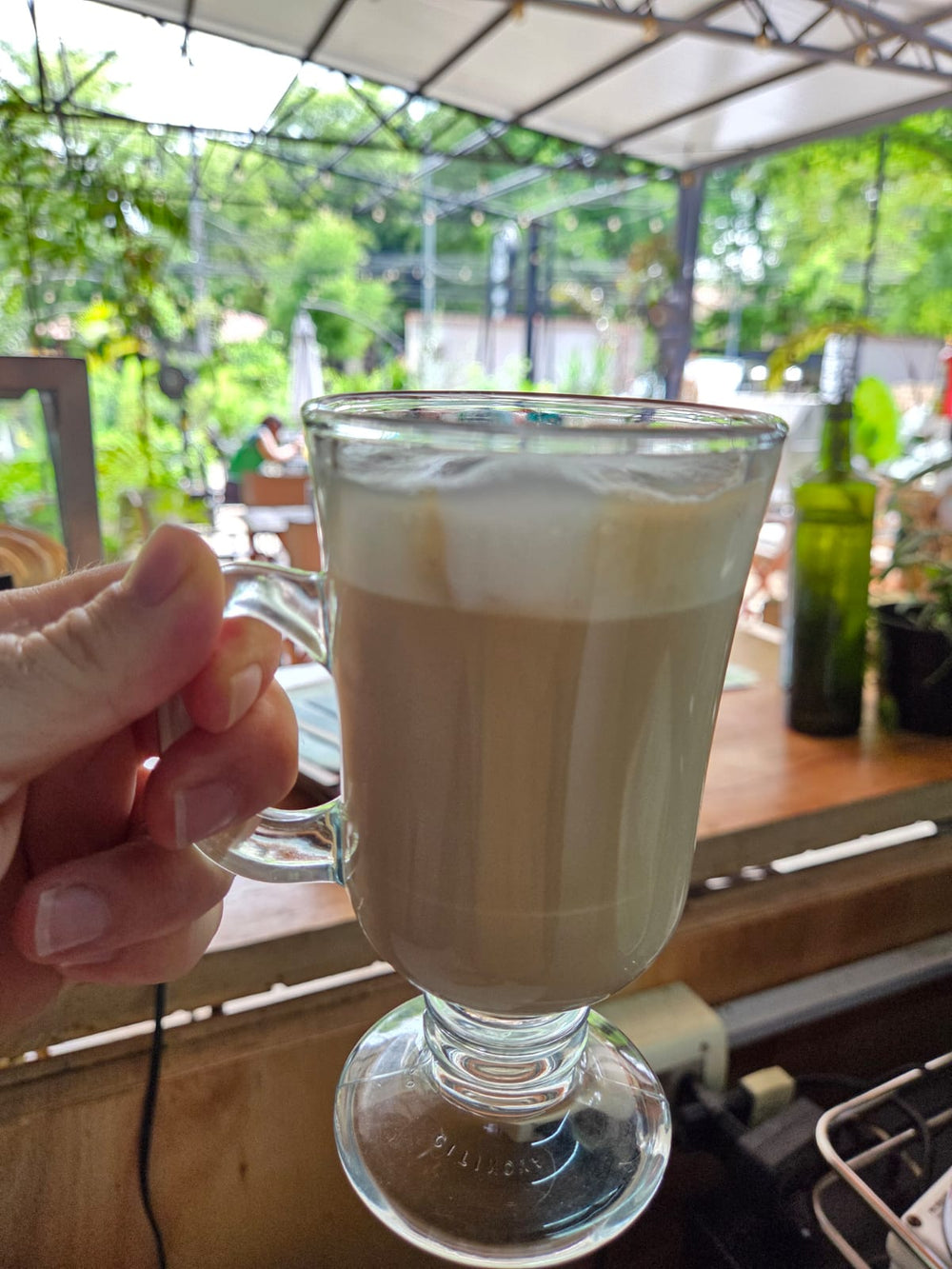 Latte con vista al jardín