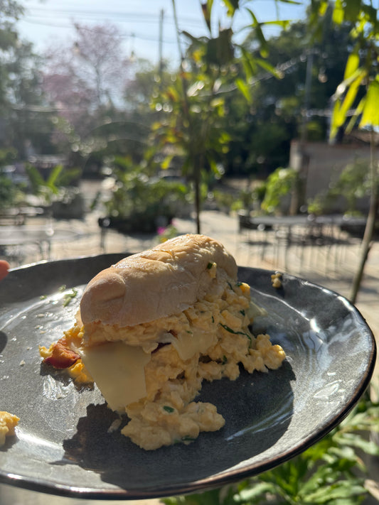 Sandwich de Huevos cremosos con panceta, queso crema, queso mozzarella y Pan casero
