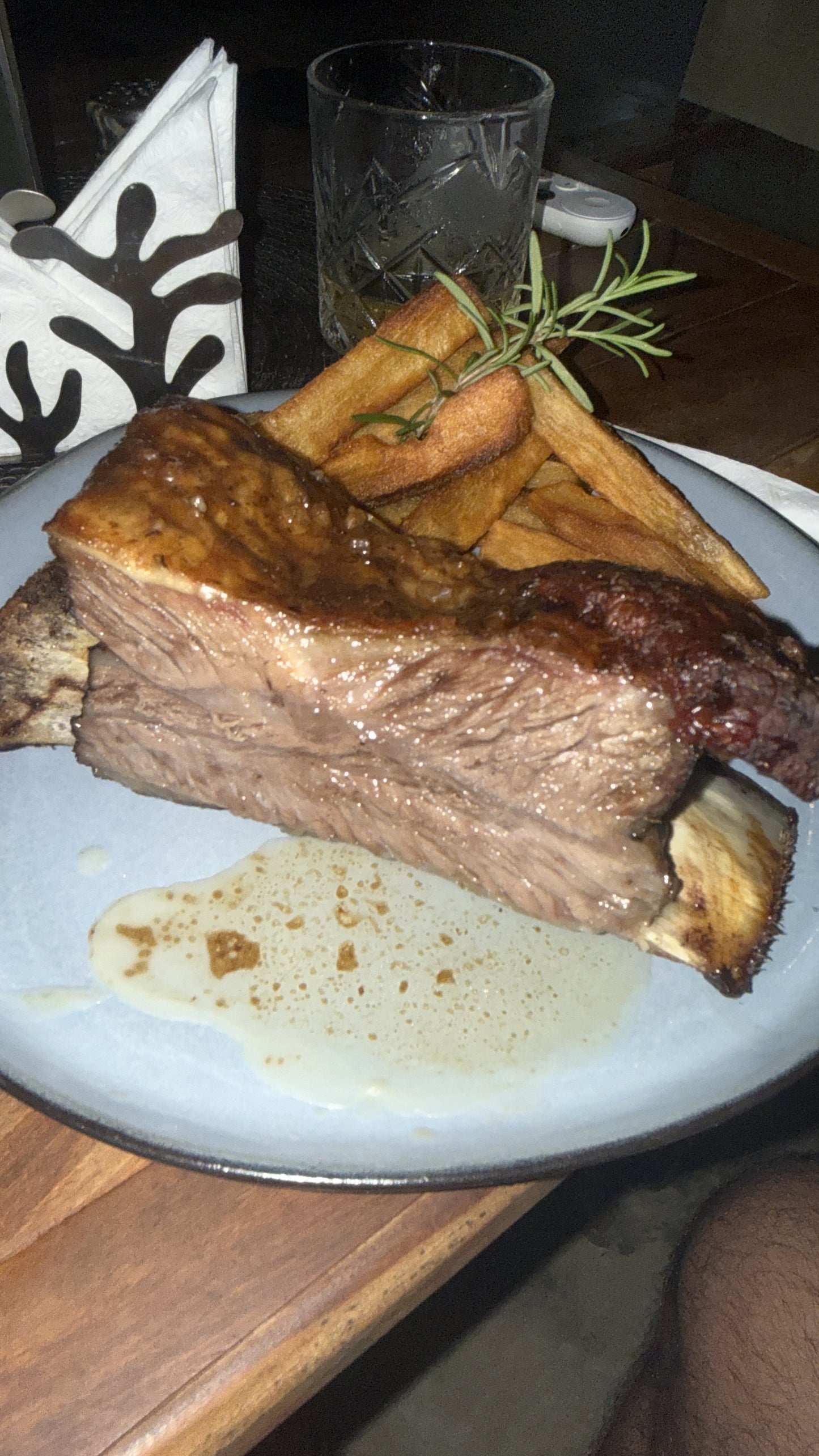 Costilla ancha al tatakua con mandioca frita