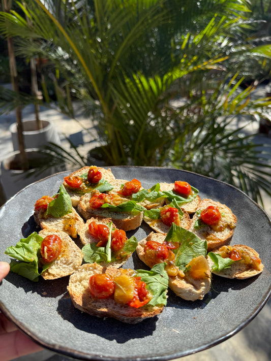Bruschettas de Tomates y Ajo Confitados con Rucula de la huerta