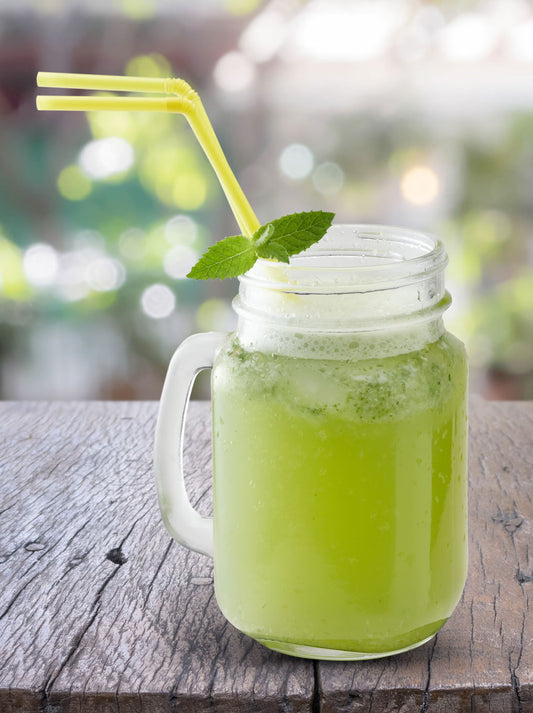 Vaso de Jugo de Menta, Jengibre y Limón