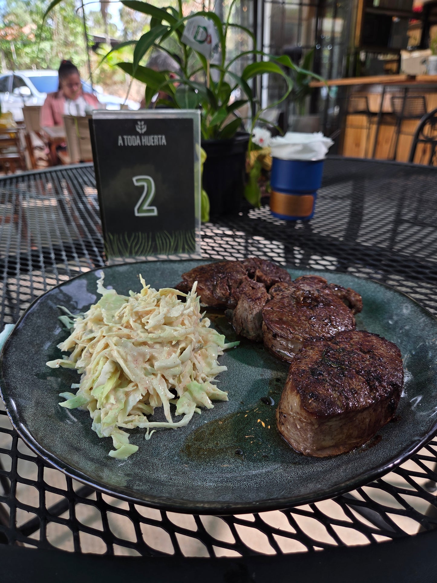 Medallones de lomito con coleslaw de la casa