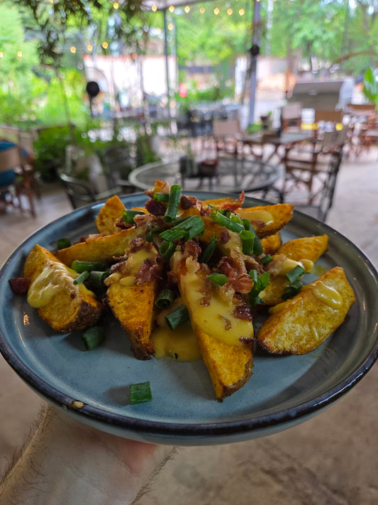 Papas rusticas con queso cheddar y panceta
